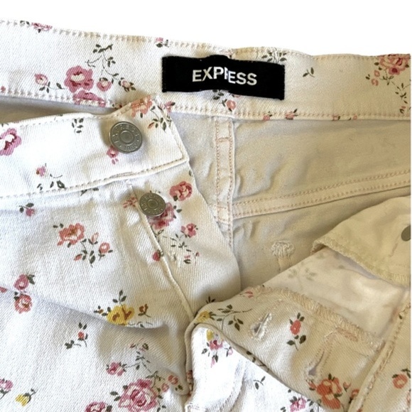 Express • Vintage High Rise Floral Denim Shorts • Size 8 - Picture 9 of 10